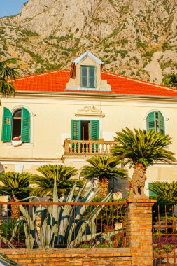 Kotor, Karadağ - 2 Eylül 2021: Kotor eski kasabasının güzel ortaçağ evi manzarası.