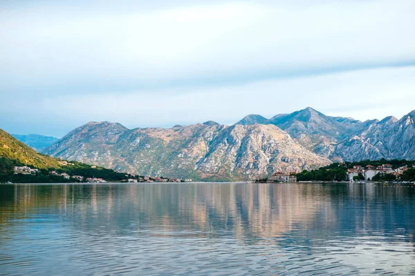 Дивовижна Чиста Вода Которської Затоки Світанку — стокове фото