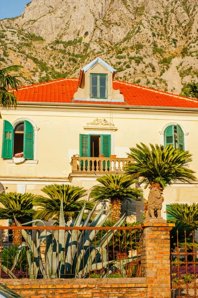 Kotor, Karadağ - 2 Eylül 2021: Kotor eski kasabasının güzel ortaçağ evi manzarası.