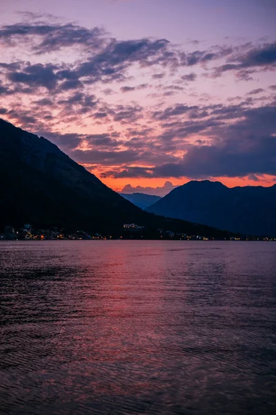 Kotor, Karadağ - 2 Eylül 2021: Kotor Körfezi 'nde çarpıcı kırmızı ve mor gün batımı.
