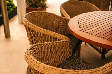 Güzel tasarlanmış yemek masası ve açık kafedeki sandalyeler..