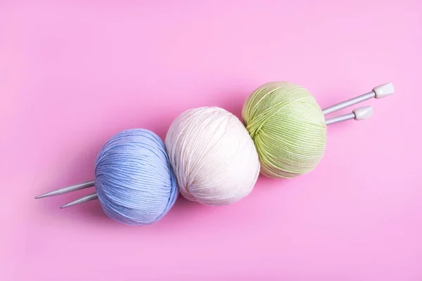 針で編む糸の三つの多色のボールの閉鎖 — ストック写真