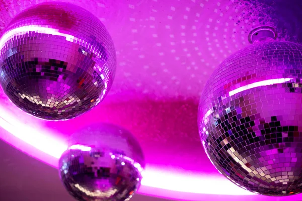 Mor renkli parti disko topu mor arka planda takılar.