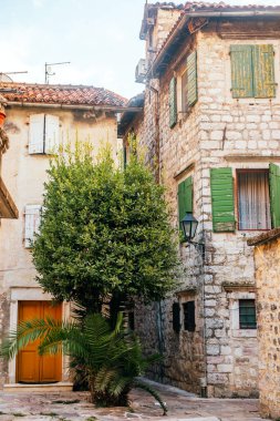 Kotor, Karadağ - 2 Eylül 2021: Kotor eski kasabasının güzel ortaçağ evinin dışı.