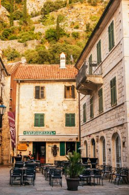 Kotor, Karadağ - 2 Eylül 2021: Kotor eski kasabasının güzel ortaçağ evinin dışı.