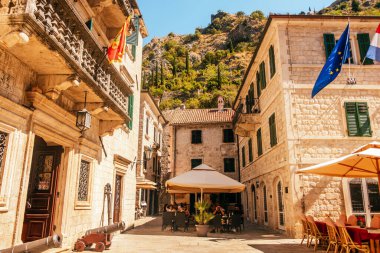 Kotor, Karadağ - 2 Eylül 2021: Kotor eski kasabasının güzel ortaçağ evinin dışı.