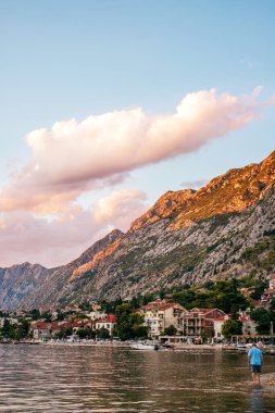 Kotor, Karadağ - 1 Eylül 2021: Güneş doğarken Kotor Körfezi 'nin inanılmaz temiz suyu.