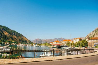 Kotor, Karadağ - 1 Eylül 2021: Kotor Körfezi 'ndeki güzel deniz ve yat manzarası.