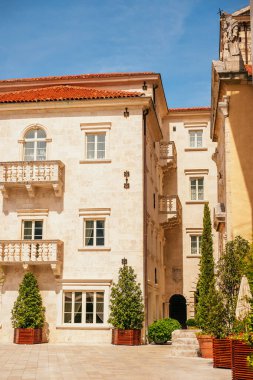 Tivat, Karadağ - 5 Eylül 2021: Porto Karadağ 'daki yat cennetinde güzel bir otel.