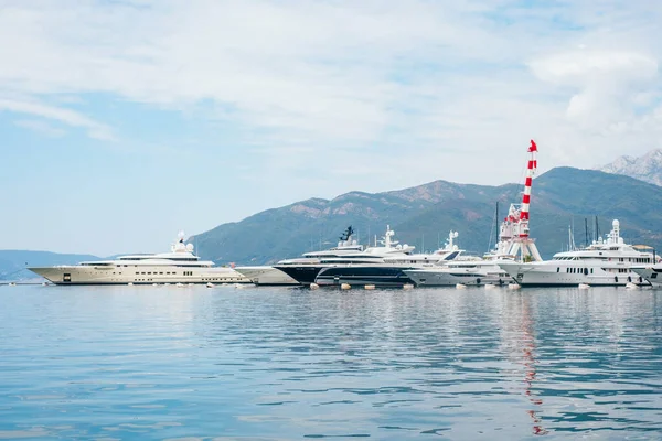 Porto Karadağ 'da seçkin bir marina ve yat cennetinin güzel manzarası.