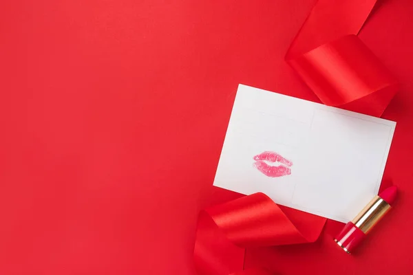 Walentynki Flatlay Kiss Print Pocztówka Szminka Błyszcząca Czerwona Wstążka Izolowane — Zdjęcie stockowe