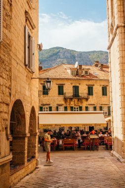 Kotor, Karadağ - 1 Eylül 2021: Kotor eski kasabasının güzel ortaçağ sokaklarında turistler.
