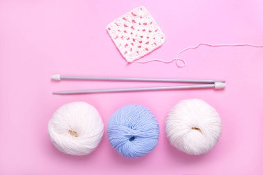 Tığ işi örgü örme ve çok renkli iplik toplarının yakın plan planı.