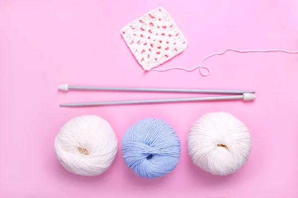 進行中のかぎ針編みと多色の糸玉のクローズアップ背景 — ストック写真