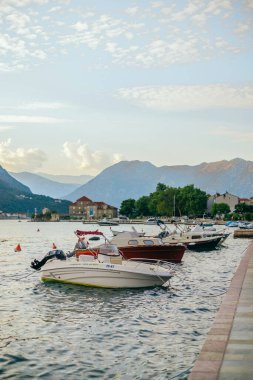 Kotor, Karadağ - 1 Eylül 2021: Güneş doğarken Kotor Körfezi 'nin inanılmaz temiz suyu.