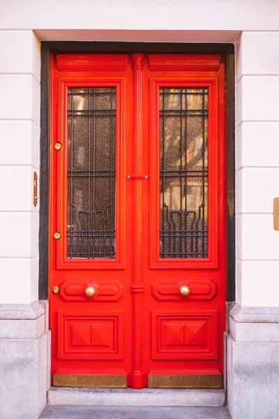 Residência Entrada Frontal Com Vermelho Brilhante Porta Exterior — Fotografia de Stock