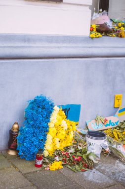 Lahey, Hollanda - 14 Mart 2022: Hollanda 'daki Ukrayna Büyükelçiliği yakınlarındaki savaşa ve Rus silahlı saldırgan siyasetine karşı protesto. Küresel askeri çatışma, işgal.