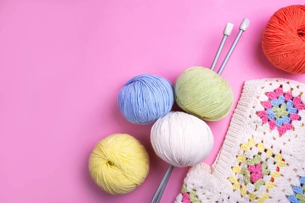 Tığ işi örgü örme ve çok renkli iplik toplarının yakın plan planı.