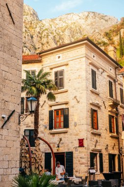 Kotor, Karadağ - 1 Eylül 2021: Kotor eski kasabasının güzel ortaçağ sokaklarında turistler.