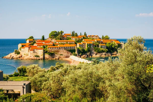Sveti Stefan, Karadağ - 3 Eylül 2021: Karadağ 'ın en ikonik adası Sveti Stefan' ın muhteşem manzarası.
