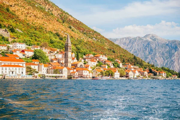 Perast, Karadağ - 4 Eylül 2021: Ortaçağ Perast kasabasının güzel manzarası.