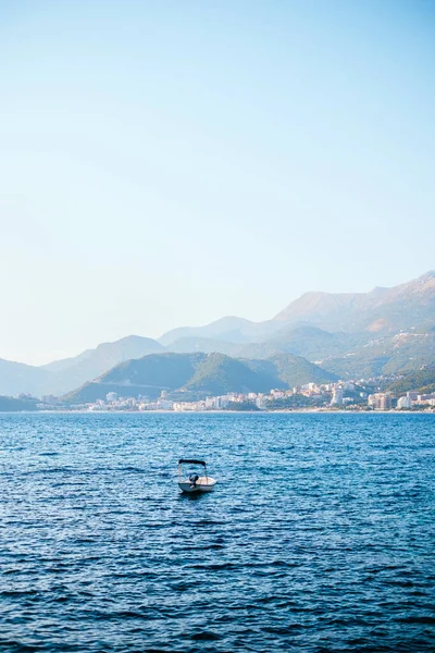 Karadağ 'da Adriyatik Denizi' nin inanılmaz berrak suları.