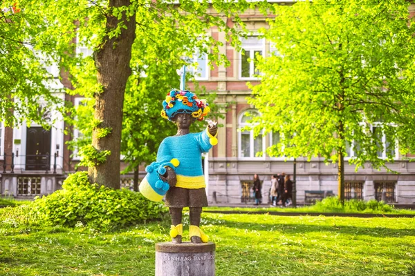Гаага Нідерланди Квітня 2022 Статуя Хлопчика Одягом Кольору Українського Прапора Ліцензійні Стокові Зображення