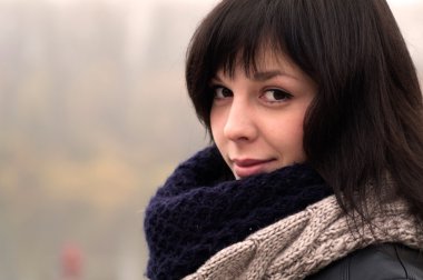 Rıhtımlar üzerinde siyah saçlı genç güzel Bayan