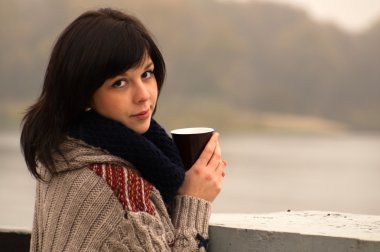 Rıhtımlar üzerinde siyah saçlı genç güzel Bayan