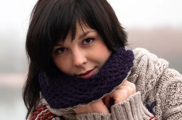 Jeune jolie dame aux cheveux foncés sur le front de mer — Photo