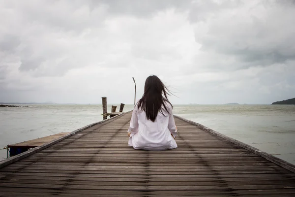 Genç kadınlar tarafından meditasyon — Stok fotoğraf