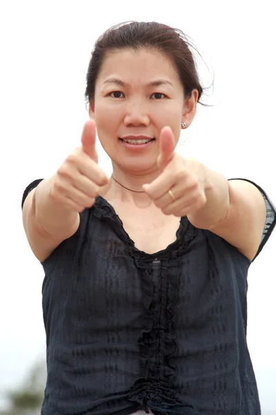 Mujer mostrando el pulgar — Foto de Stock