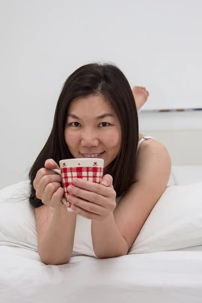 Frau im Bett — Stockfoto