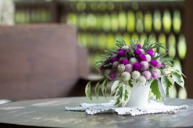 Masanın üzerine çiçek