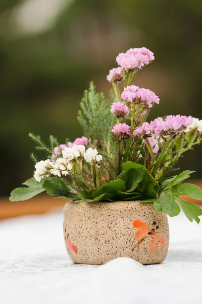 Flor en la mesa —  Fotos de Stock