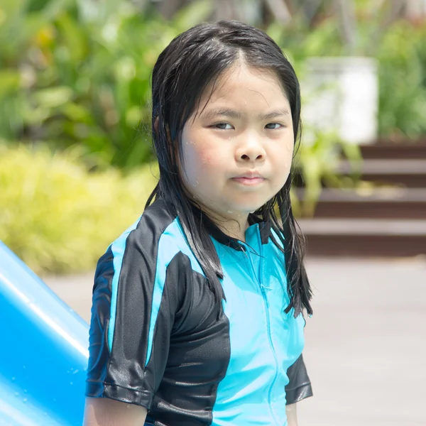 Mädchen schwimmen — Stockfoto