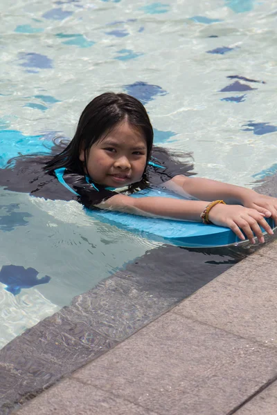 Mädchen schwimmen — Stockfoto