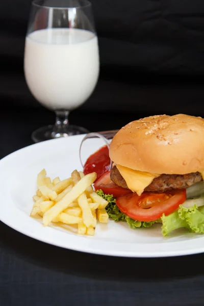 Гамбургер и молоко — стоковое фото
