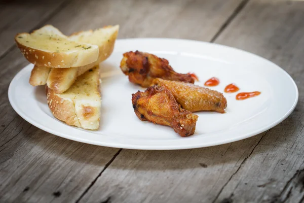 Stekt kyckling och vitlöksbröd. — Stockfoto