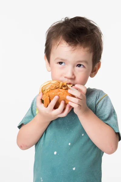 Ragazzo che mangia un hamburger — Foto Stock