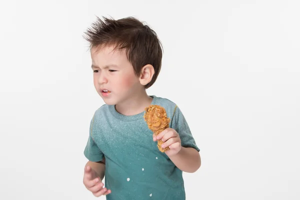 Ragazzo mangiare pollo fritto — Foto Stock