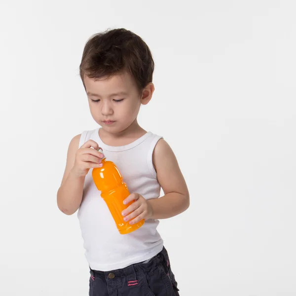 Jungen halten Flasche in der Hand — Stockfoto