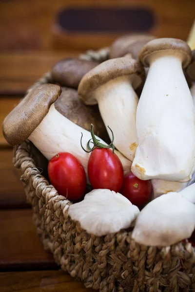 Ciuperci și roșii — Fotografie, imagine de stoc
