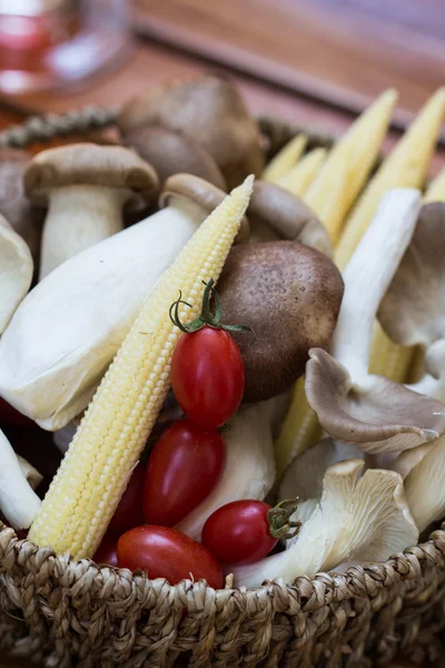 Ciuperci și roșii — Fotografie, imagine de stoc