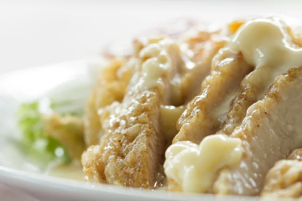 Ensalada de pollo cubierta con crema — Foto de Stock