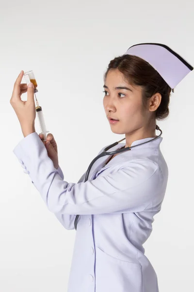 Sjuksköterska förbereder en vaccination — Stockfoto