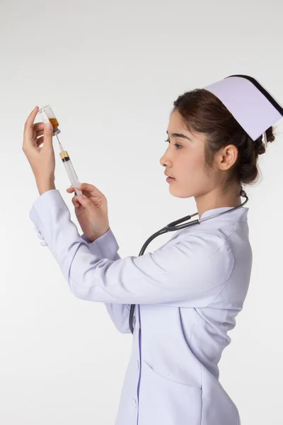 Sjuksköterska förbereder en vaccination — Stockfoto