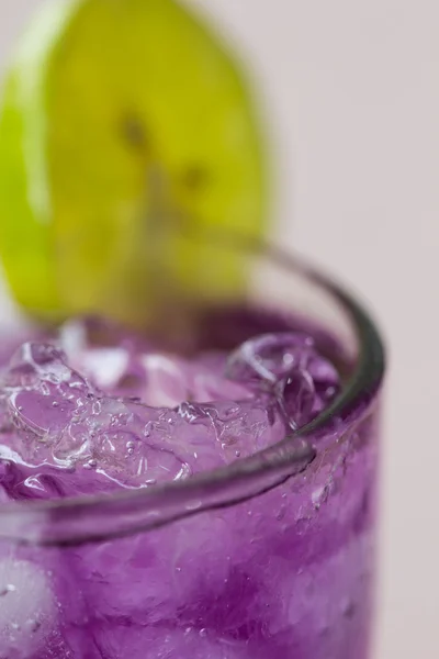 Jugo de guisante mariposa con limón — Foto de Stock