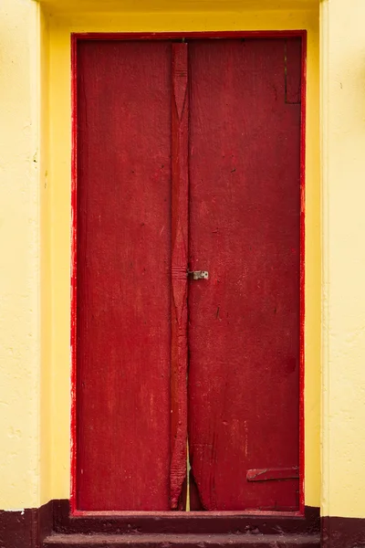 Puerta roja del templo —  Fotos de Stock