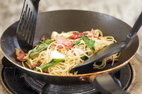 Спагетти с беконом — стоковое фото
